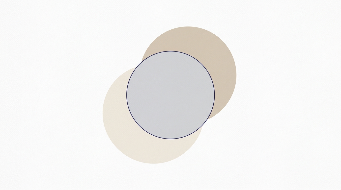 Tres capas geométricas superpuestas en tonos gris pastel y arena con línea de contraste índigo, representando el