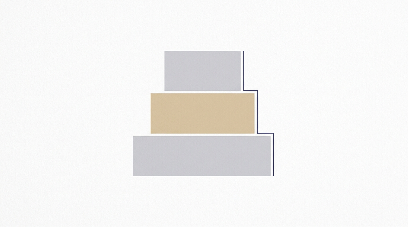 Pirámide de prioridades en tres niveles con línea índigo de contraste, sobre fondo blanco minimalista.